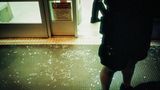 Zersplittertes Glas vor einem Schaufenster