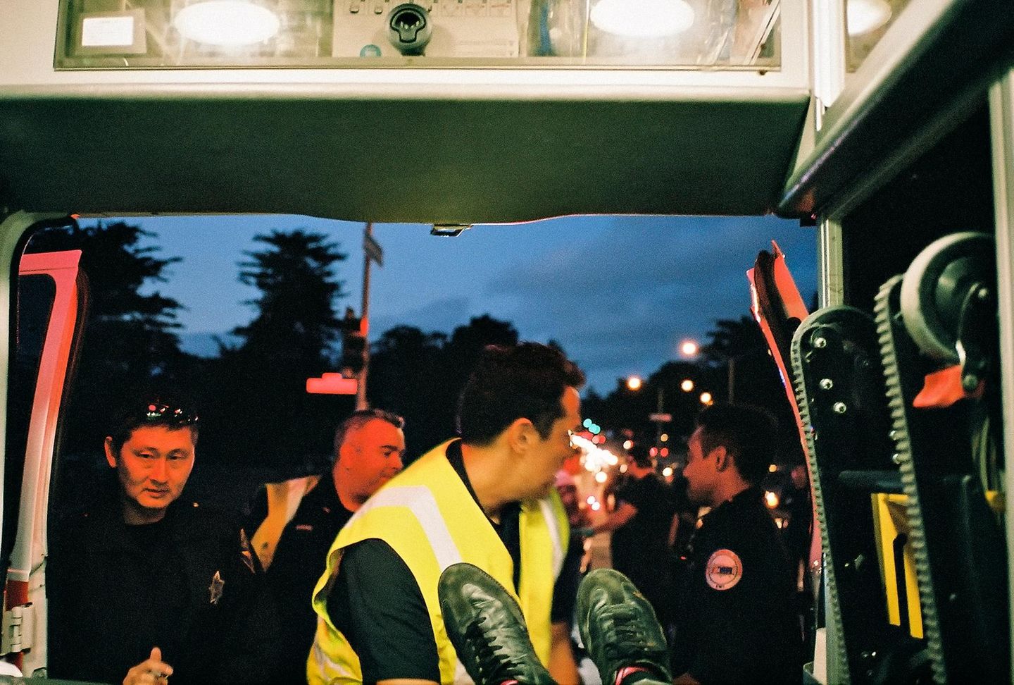 Blick aus dem Inneren eines Krankenwagens auf einen Sanitäter, der die Trage in den Wagen schiebt