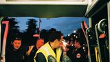 Blick aus dem Inneren eines Krankenwagens auf einen Sanitäter, der die Trage in den Wagen schiebt