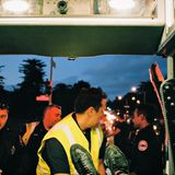 Blick aus dem Inneren eines Krankenwagens auf einen Sanitäter, der die Trage in den Wagen schiebt