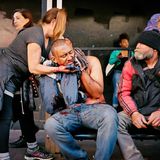 Ein stark blutender Mann drückt sich eine Wunde am Hals ab