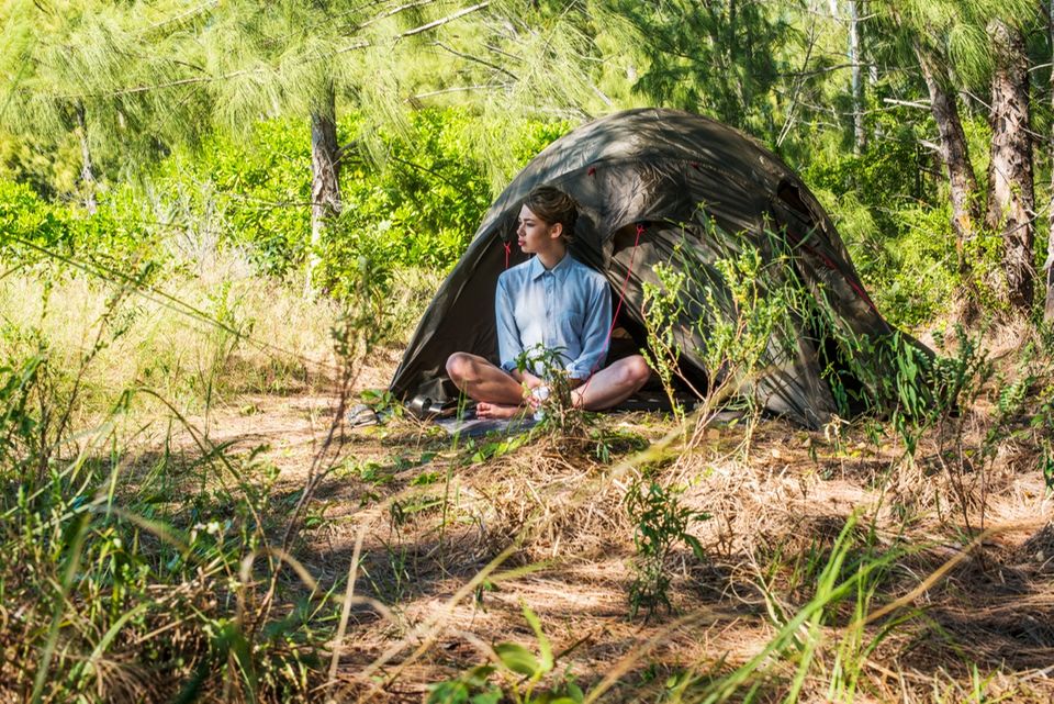Ronja von Rönne sitzt in einem Zelt