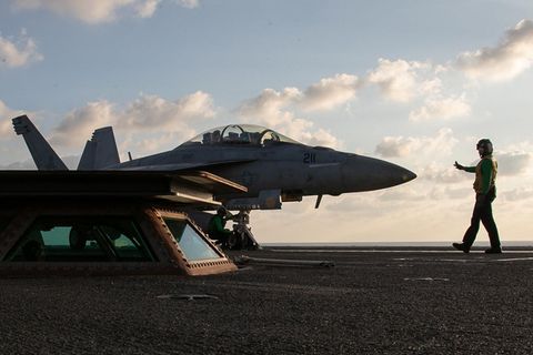Ein auf dem US-Flugzeugträger Gerald R. Ford geparkter Kampfjet. Der Flottenverband der US-Navy ist im östlichen Mittelmeer stationiert, auch um den Iran vor möglichen Angriffen abzuschrecken.