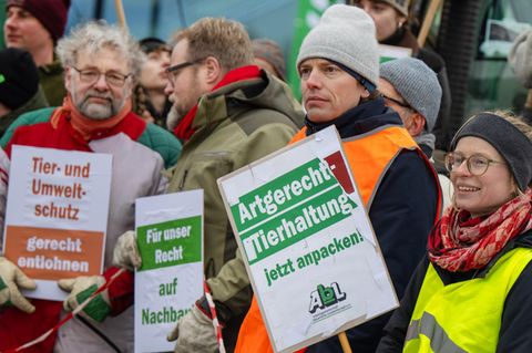Landwirte und Klimaaktivisten demonstrieren im Bündnis "Wir haben es satt!" zur Grünen Woche in Berlin