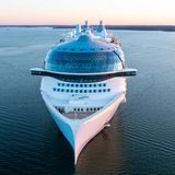 Eine Besonderheit der Icon of the Seas ist die große Glaskuppel im vorderen Bereich des Schiffes