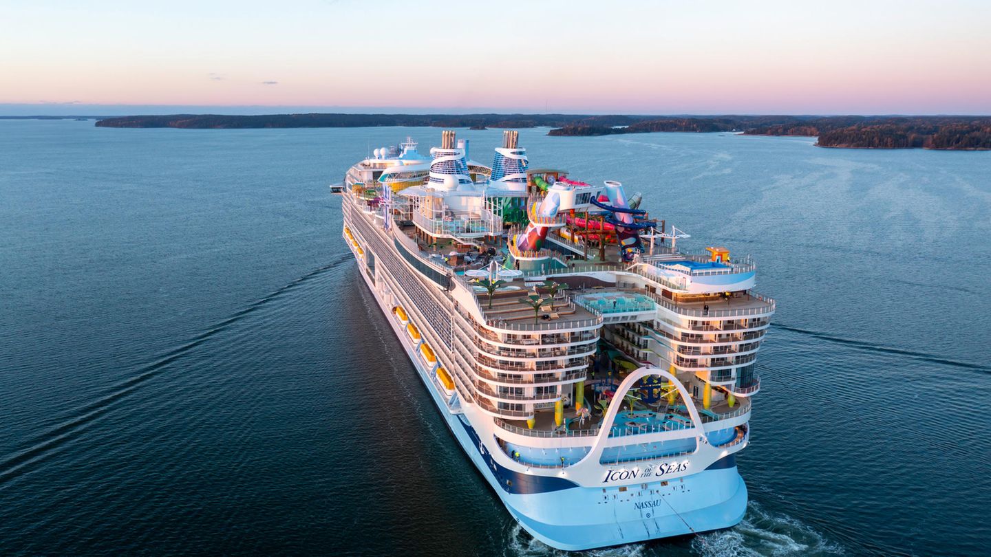 Die Icon of the Seas bei Dämmerung