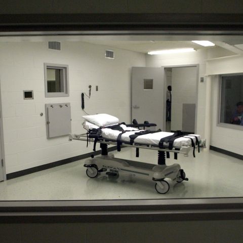 Blick in Alabamas Kammer für Hinrichtungen in der Holman Justizvollzugsanstalt. Die Todesstrafe wird in vielen Bundesstaaten der USA vollstreckt. Die Methoden sind unterschiedlich. Bei der Anwendung mittels Giftspritze kam es in der Vergangenheit zu Zwischenfällen. Auch deswegen werden neue Methoden wie jetzt mit Stickstoff aufprobiert