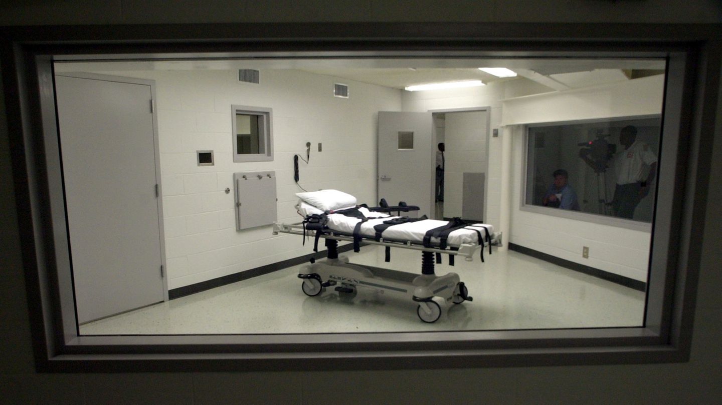 "Es war kaum auszuhalten": Blick in Alabamas Kammer für Hinrichtungen in der Holman Justizvollzugsanstalt. Die Todesstrafe wird in vielen Bundesstaaten der USA vollstreckt. Die Methoden sind unterschiedlich. Bei der Anwendung mittels Giftspritze kam es in der Vergangenheit zu Zwischenfällen. Auch deswegen werden neue Methoden wie jetzt mit Stickstoff aufprobiert Blick in Alabamas Kammer für Hinrichtungen in der Holman Justizvollzugsanstalt. Die Todesstrafe wird in vielen Bundesstaaten der USA vollstreckt. Die Methoden sind unterschiedlich. Bei der Anwendung mittels Giftspritze kam es in der Vergangenheit zu Zwischenfällen. Auch deswegen werden neue Methoden wie jetzt mit Stickstoff aufprobiert