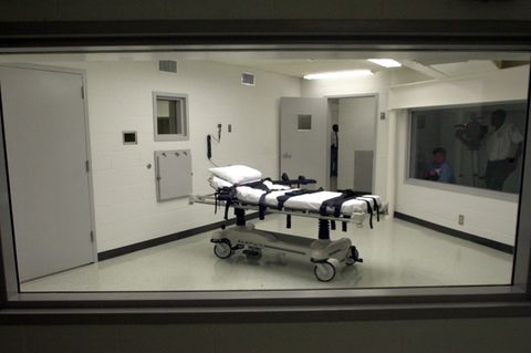 Blick in Alabamas Kammer für Hinrichtungen in der Holman Justizvollzugsanstalt. Die Todesstrafe wird in vielen Bundesstaaten der USA vollstreckt. Die Methoden sind unterschiedlich. Bei der Anwendung mittels Giftspritze kam es in der Vergangenheit zu Zwischenfällen. Auch deswegen werden neue Methoden wie jetzt mit Stickstoff aufprobiert