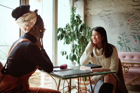 Zwei Frauen unterhalten sich in einem Café und hören einander zu