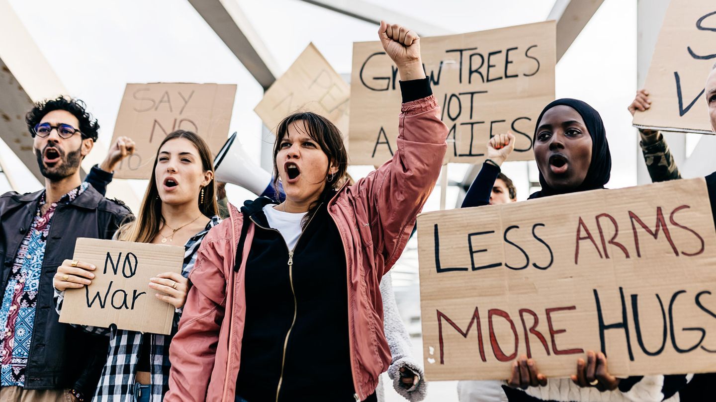 “Financial Times”: Young women are becoming more liberal, young men are becoming more conservative