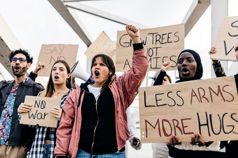 Junge Menschen Protestieren und halten Schilder hoch