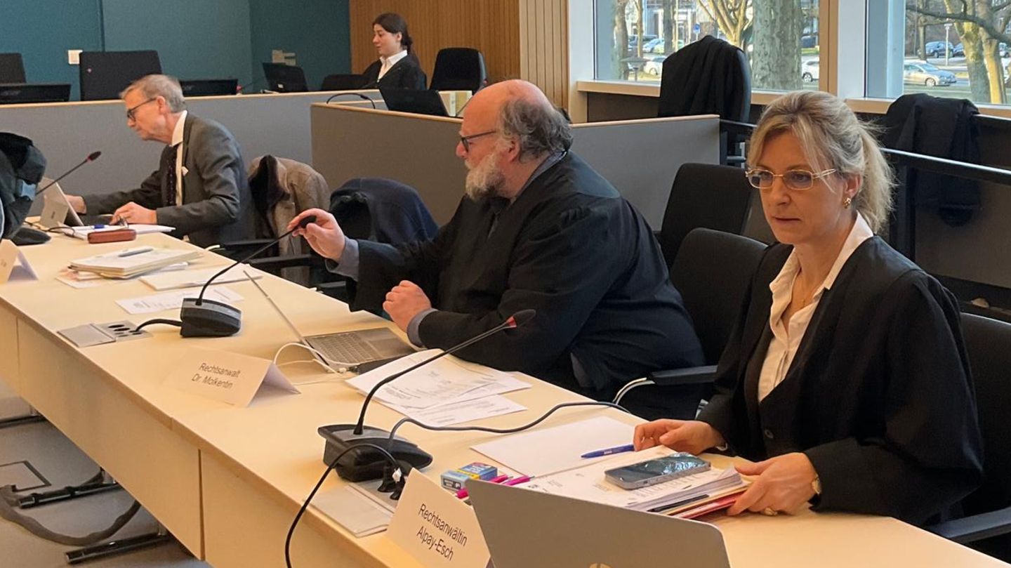 Anwältin Lena Alpay-Esch (rechts) kämpfte vier Jahre gegen die Einstellung des Verfahrens. Ihr Kollege Wolf Molkentin (links) focht das Klagerzwingungsverfahren durch.         
