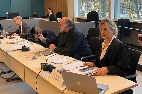 Anwältin Lena Alpay-Esch (rechts) kämpfte vier Jahre gegen die Einstellung des Verfahrens. Ihr Kollege Wolf Molkentin (links) focht das Klagerzwingungsverfahren durch.         