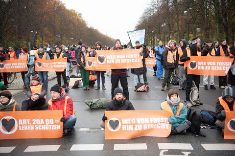 Demonstranten der Klimaschutzgruppe "Letzte Generation" und anderer Gruppierungen blockieren die Straße des 17. Juni in Berlin