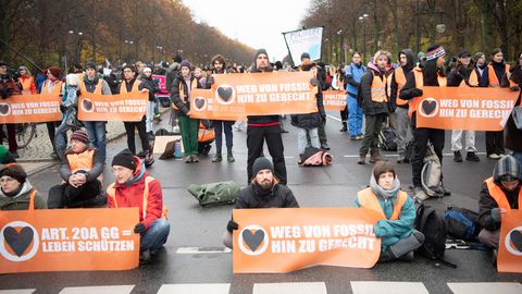 Demonstranten der Klimaschutzgruppe "Letzte Generation" und anderer Gruppierungen blockieren die Straße des 17. Juni in Berlin