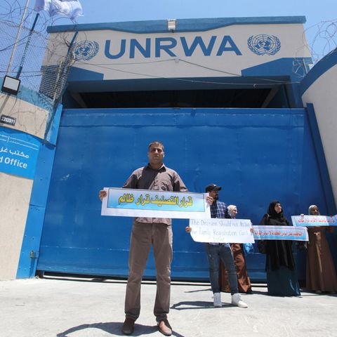 Palästinenser vor dem Hilfswerk der Vereinten Nationen (UNRWA)