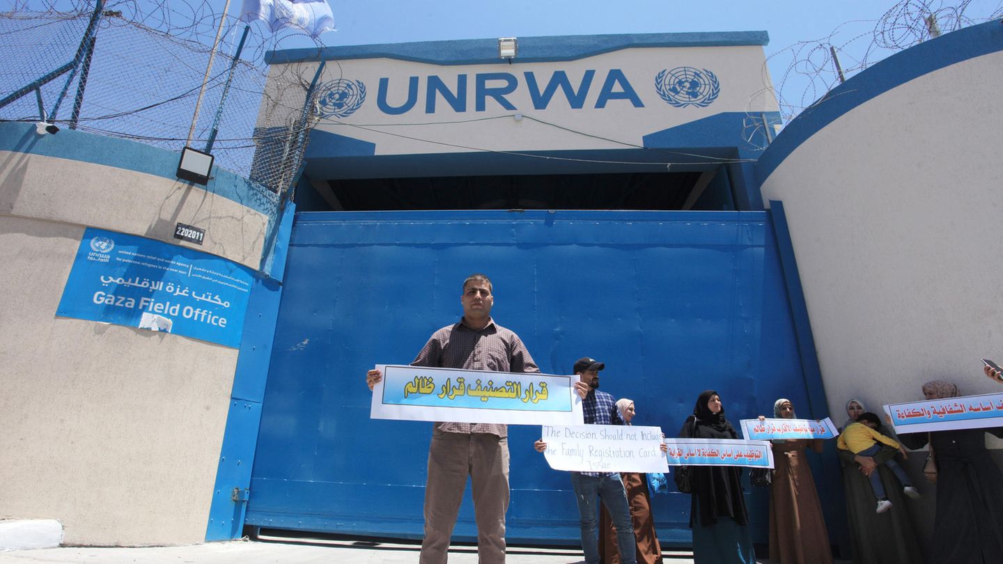 Palästinenser vor dem Hilfswerk der Vereinten Nationen (UNRWA)