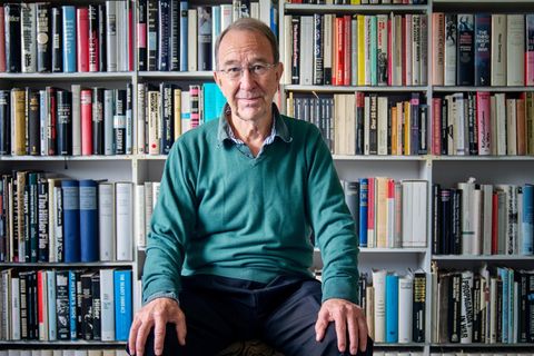 Historiker und Autor Ian Kershaw, fotografiert in seinem Haus in Manchester am 13.09.22