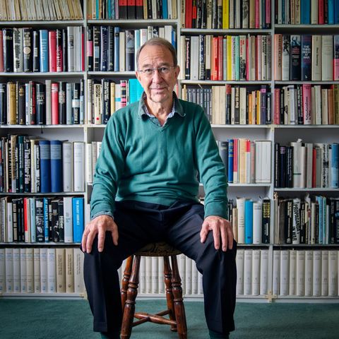 Historiker und Autor Ian Kershaw, fotografiert in seinem Haus in Manchester am 13.09.22