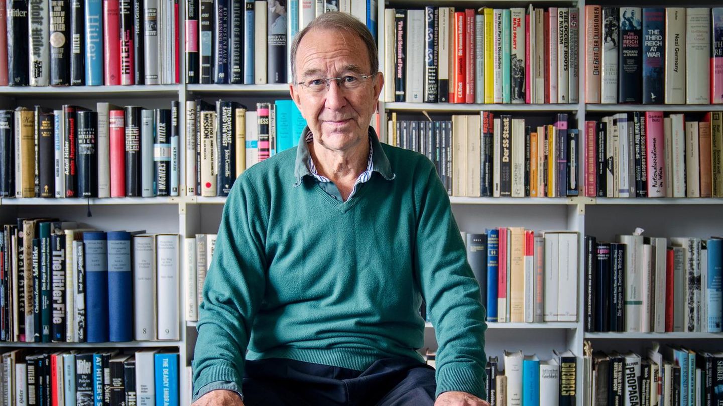 Historiker und Autor Ian Kershaw, fotografiert in seinem Haus in Manchester am 13.09.22
