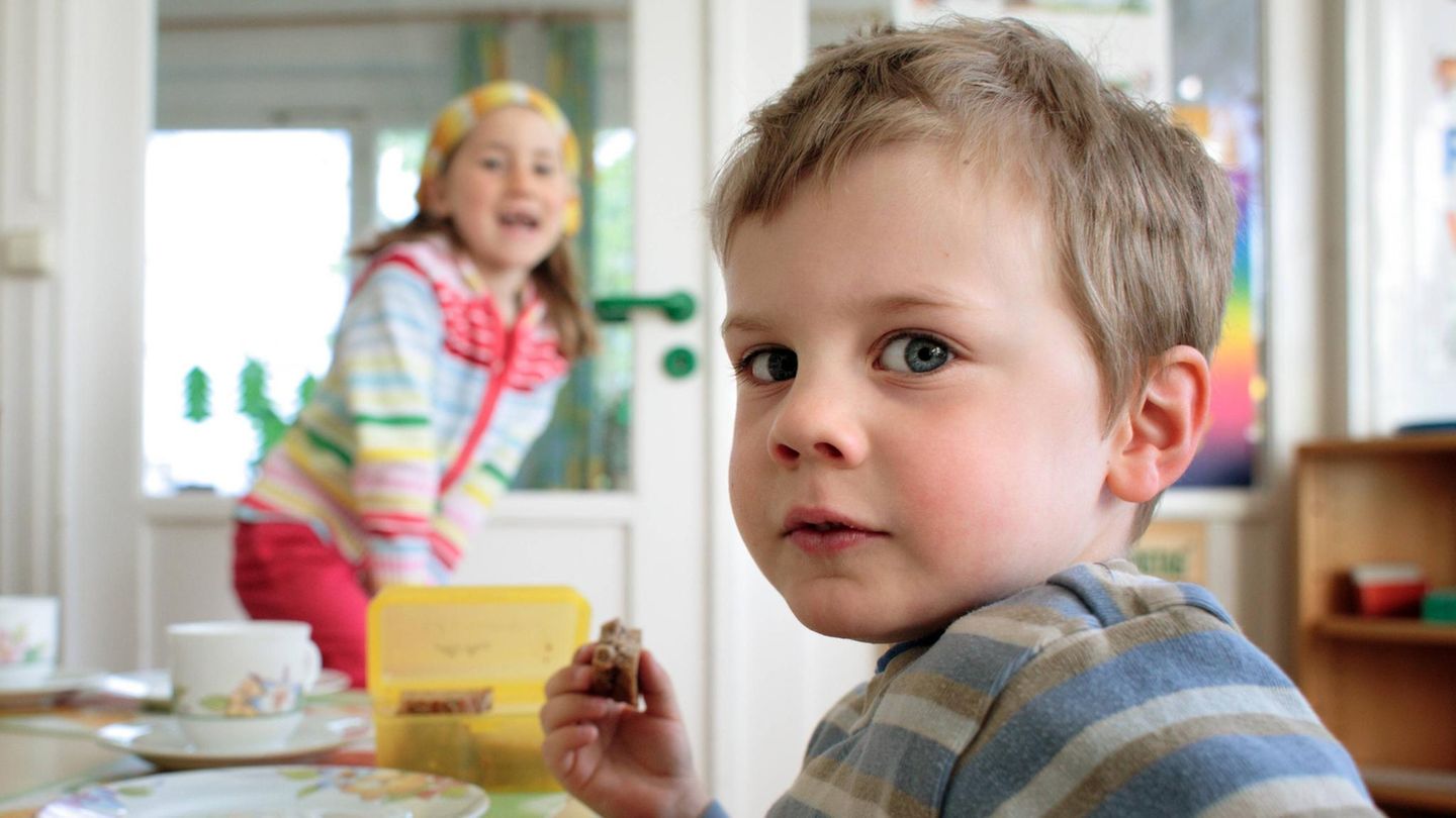 Ein Kind isst ein Brot. In England sollen Kinder Fleisch vom Reh essen