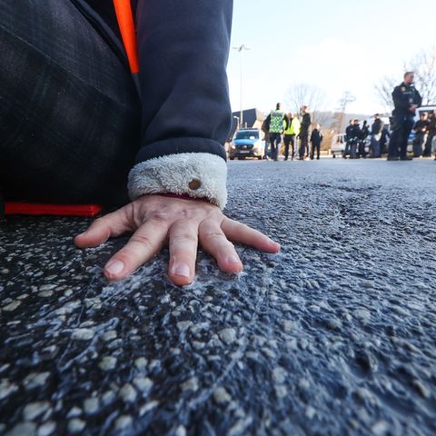 Ein Bild für die Archive: Ein Klimaaktivist hat sich mit Superkleber auf die Straße geklebt