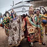 Eine Beerdiungszeremonie, Egungun tragen den Sarg