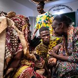 Ein Egungun begleitet die Angehörigen in ihrer Trauer