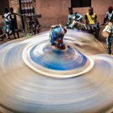 Ein Egungun dreht sich im Gewand, das dabei fliegt wie ein Kreisel