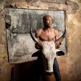 Ein Mann trägt einen Kuhschädel