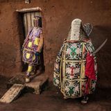 Zwei Egungun vor einem Hauseingang