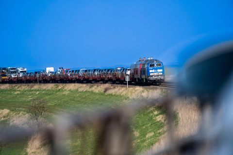 Ein Autozug auf dem Hindenburgdamm zwischen Niebüll und Westerland auf Sylt