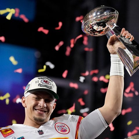 Patrick Mahomes bejubelt den Sieg beim Super Bowl