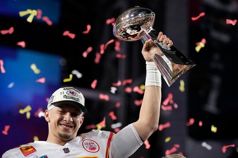 Patrick Mahomes bejubelt den Sieg beim Super Bowl