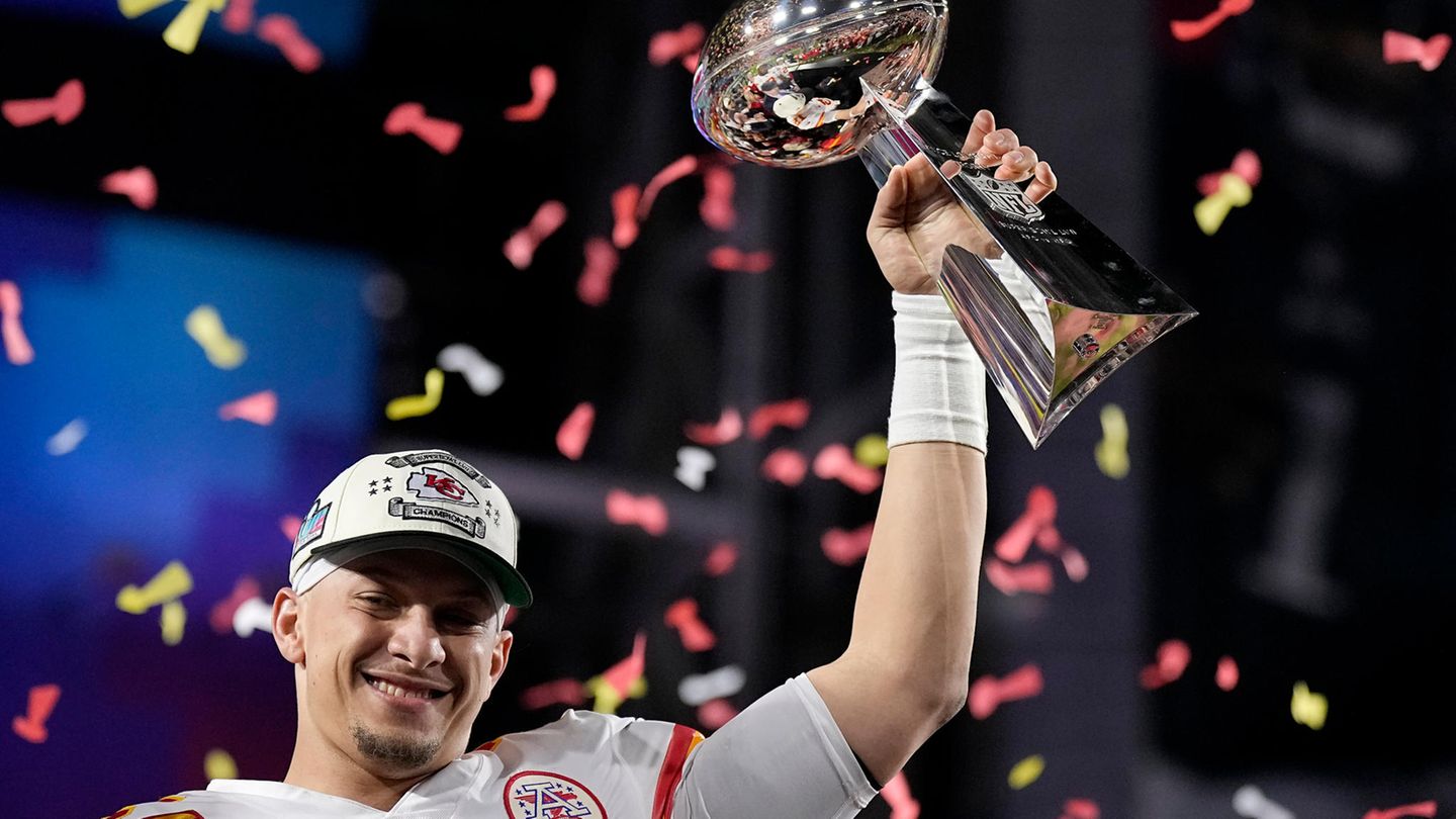 Patrick Mahomes bejubelt den Sieg beim Super Bowl