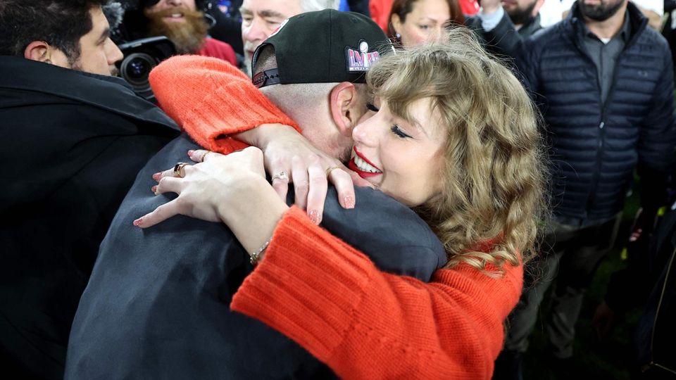 After the win, the singer made her way to the field to congratulate her boyfriend Kelce Travis on his win.
