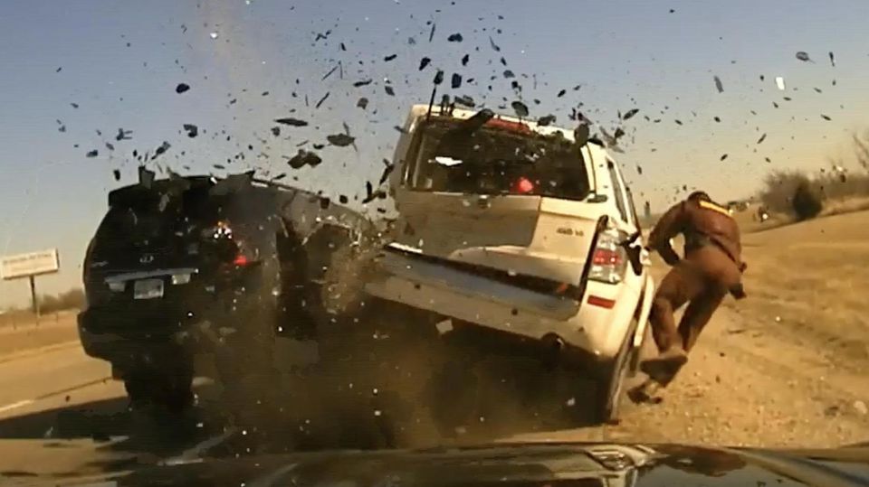 USA: Horrorcrash bei Verkehrskontrolle: Polizist überlebt wie durch ein Wunder