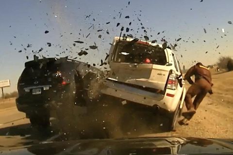 USA: Horrorcrash bei Verkehrskontrolle: Polizist überlebt wie durch ein Wunder