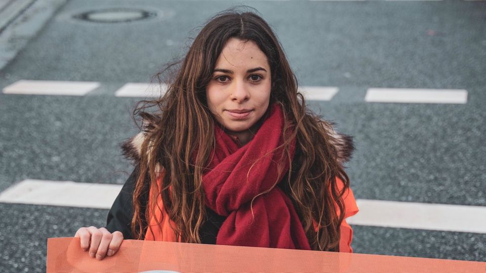 Lea Rhein Lea Rhein, Aktivistin der "Letzten Generation", blockiert eine Straße
