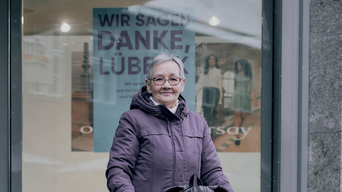Heike Roth, 77 Jahre: "Ich habe heute am letzten Tag nochmal etwas gekauft, aber eigentlich will ich mich bloß verabschieden. Nach dem Krieg haben wir hier auf der Ruine von Karstadt gespielt. Und mit der Urgroßmutter bin ich Fahrstuhl gefahren. Alles geht vorbei. Alles geht. Lübeck ohne Karstadt. Das kann ich mir gar nicht vorstellen."