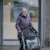 Heike Roth, 77 Jahre: "Ich habe heute am letzten Tag nochmal etwas gekauft, aber eigentlich will ich mich bloß verabschieden. Nach dem Krieg haben wir hier auf der Ruine von Karstadt gespielt. Und mit der Urgroßmutter bin ich Fahrstuhl gefahren. Alles geht vorbei. Alles geht. Lübeck ohne Karstadt. Das kann ich mir gar nicht vorstellen."