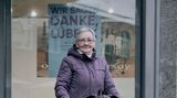 Heike Roth, 77 Jahre: "Ich habe heute am letzten Tag nochmal etwas gekauft, aber eigentlich will ich mich bloß verabschieden. Nach dem Krieg haben wir hier auf der Ruine von Karstadt gespielt. Und mit der Urgroßmutter bin ich Fahrstuhl gefahren. Alles geht vorbei. Alles geht. Lübeck ohne Karstadt. Das kann ich mir gar nicht vorstellen."