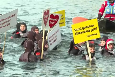 Video: Eiskaltes Bad fürs Klimageld