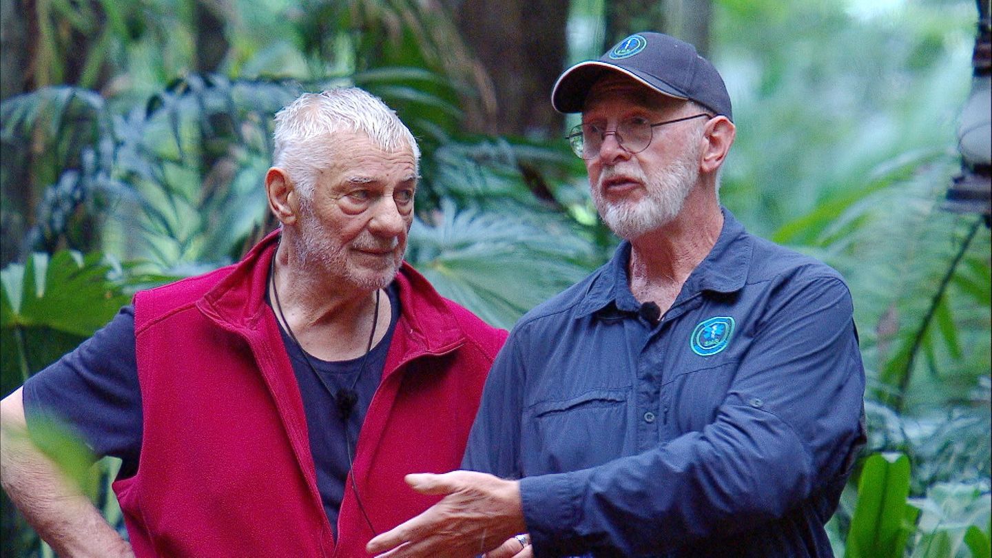 ... überraschend kommt Dr. Bob mit einer Nachricht ins Camp: Heinz Hoenig muss ebenfalls gehen. Dr. Bob teilt mit, dass das Ärzte-Team entschieden hat, Heinz vorsorglich aus dem Camp zu nehmen. Es folgt ein emotionaler Abschied von dem 72-jährigen Schauspieler.
