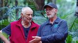 ... überraschend kommt Dr. Bob mit einer Nachricht ins Camp: Heinz Hoenig muss ebenfalls gehen. Dr. Bob teilt mit, dass das Ärzte-Team entschieden hat, Heinz vorsorglich aus dem Camp zu nehmen. Es folgt ein emotionaler Abschied von dem 72-jährigen Schauspieler.