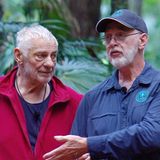 ... überraschend kommt Dr. Bob mit einer Nachricht ins Camp: Heinz Hoenig muss ebenfalls gehen. Dr. Bob teilt mit, dass das Ärzte-Team entschieden hat, Heinz vorsorglich aus dem Camp zu nehmen. Es folgt ein emotionaler Abschied von dem 72-jährigen Schauspieler.