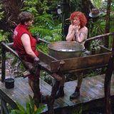 Überhaupt kommt es an Tag zwölf vermehrt zu Gefühlsausbrüchen. Twenty4Tim und Lucy Diakovska führen am Waschtisch ein emotionales Gespräch. "Weißt du, dass du für mich hier eine ganz, ganz große Inspiration bist? Du bist so caring. So wie du bist, würde ich später gerne mal sein", gesteht der Influencer der Sängerin.