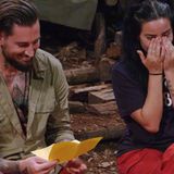 Tränen vor Freude und vor Rührung gibt es dann am Lagerfeuer: Lucy darf den Campern Briefe der Angehörigen mitbringen.