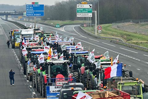 Mit Treckern haben Bauern in Frankreich Autobahnen blockiert